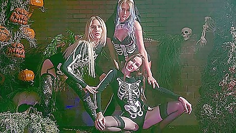 Mature woman takes off her pussy