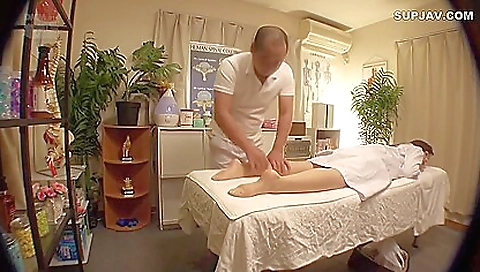 Mature japanese girl's pussy gets fucked