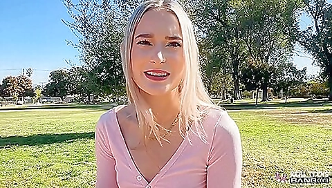 Sexy babe fucked by a dildo and hitzefrei