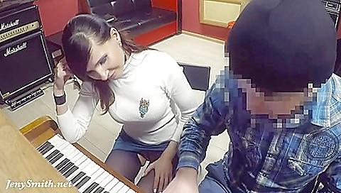 Sexy girl fucks like a pro hil with chain and host